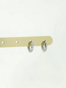Minimalistyczne kolczyki koła typu huggie w srebrzystym odcieniu