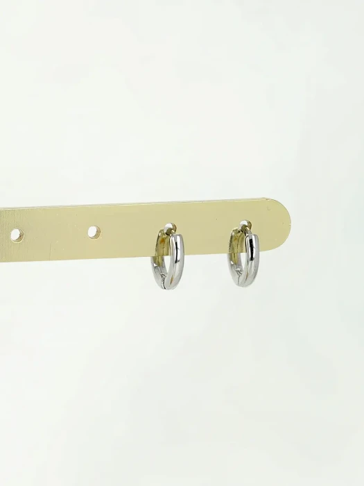 Minimalistyczne kolczyki koła typu huggie w srebrzystym odcieniu