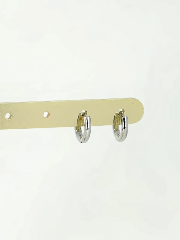 Minimalistyczne kolczyki koła typu huggie w srebrzystym odcieniu