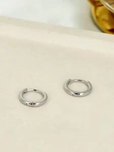 Minimalistyczne kolczyki koła typu huggie w srebrzystym odcieniu