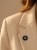 Elegancka broszka w kształcie kwiatu z czarną emalią i perłą