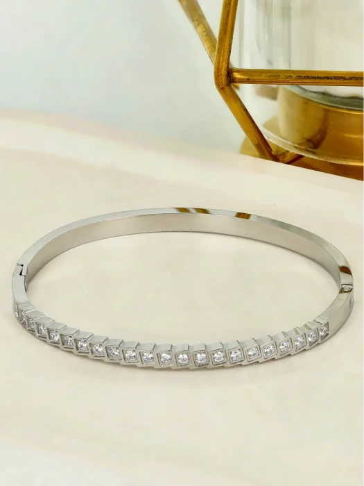 Srebrzysta bransoletka sztywna typu bangle z cyrkoniami ze stali szlachetnej
