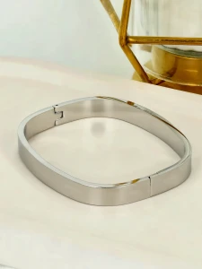 Minimalistyczna srebrzysta bransoletka sztywna typu bangle ze stali szlachetnej