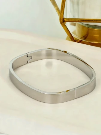 Minimalistyczna srebrzysta bransoletka sztywna typu bangle ze stali szlachetnej