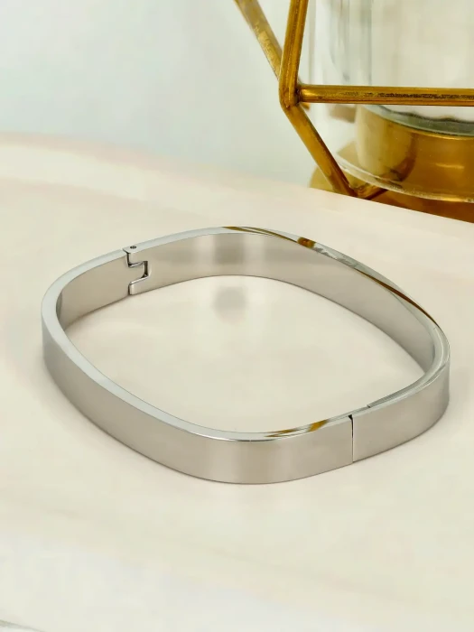 Minimalistyczna srebrzysta bransoletka sztywna typu bangle ze stali szlachetnej