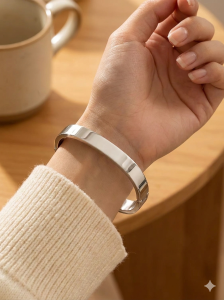 Minimalistyczna srebrzysta bransoletka sztywna typu bangle ze stali szlachetnej