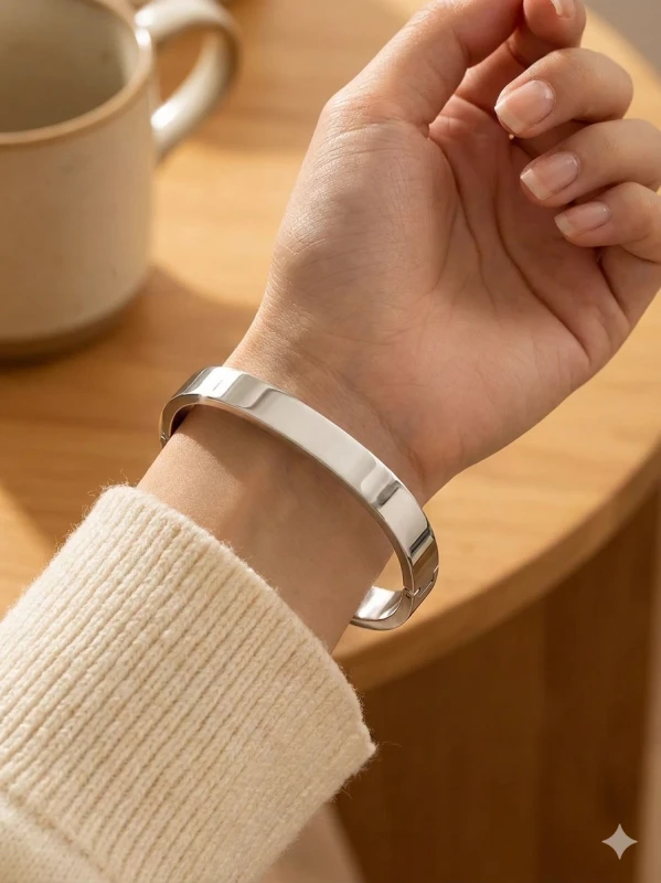 Minimalistyczna srebrzysta bransoletka sztywna typu bangle ze stali szlachetnej