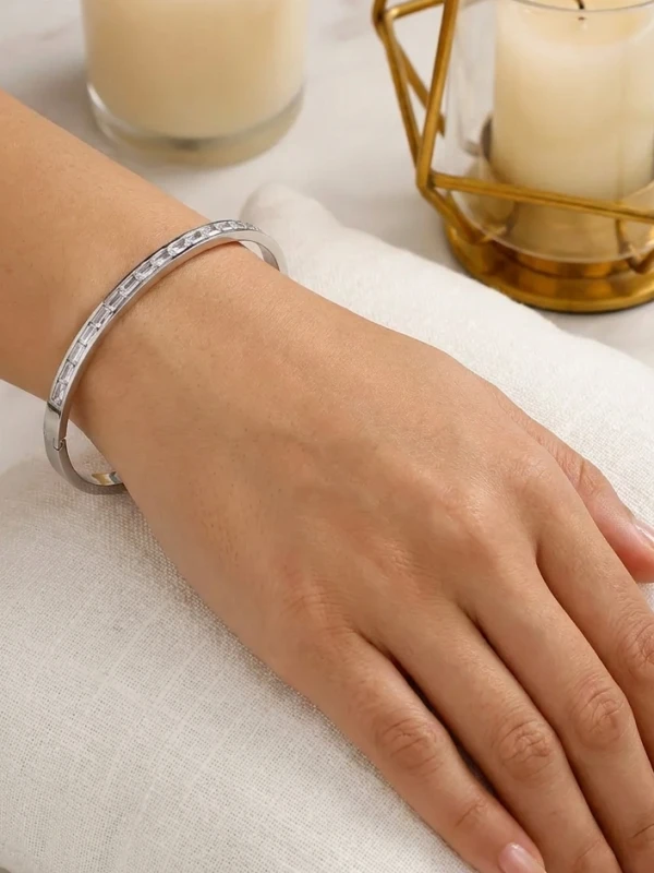 Srebrzysta bransoletka sztywna typu bangle z cyrkoniami szlifu bagietkowego