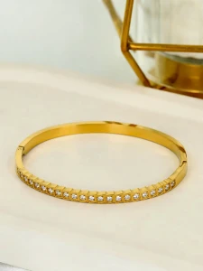 Pozłacana bransoletka sztywna typu bangle z cyrkoniami w kwadratowych oprawach