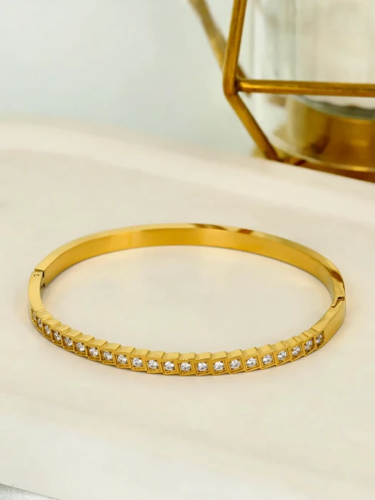 Pozłacana bransoletka sztywna typu bangle z cyrkoniami w kwadratowych oprawach