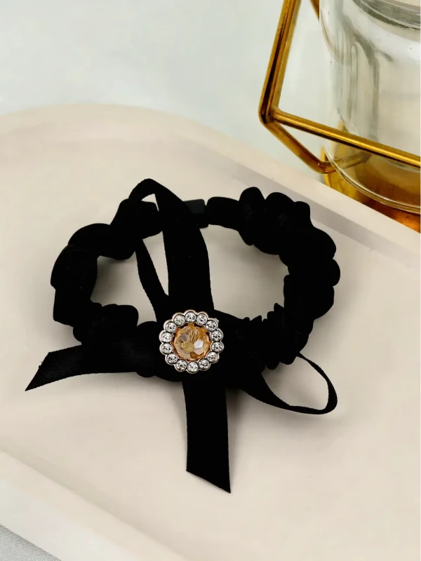 Elegancka czarna gumka do włosów z kokardą i cyrkonową ozdobą