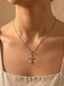 Minimalistyczny naszyjnik z zawieszką w kształcie krzyżyka