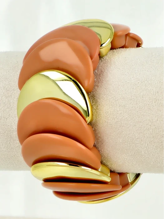 Bransoletka z koralików w kolorze brzoskwiniowym ze złotymi akcentami
