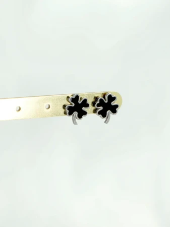 Kolczyki sztyfty z motywem koniczynki w czarnym wykończeniu