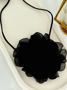 Efektowny choker z czarnym kwiatem