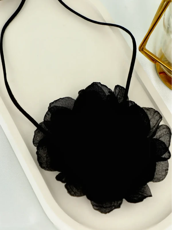 Efektowny choker z czarnym kwiatem