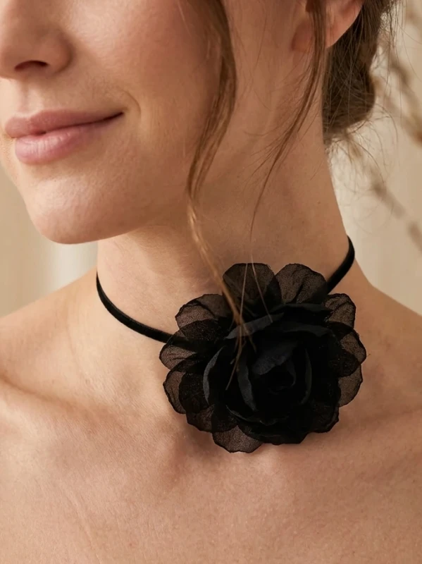 Efektowny choker z czarnym kwiatem