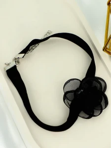 Efektowny choker z czarnym kwiatem