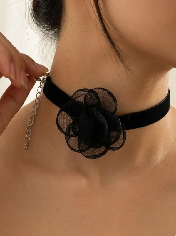 Efektowny choker z czarnym kwiatem