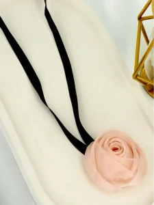 Romantyczny choker z delikatną, różową różą