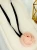 Romantyczny choker z delikatną, różową różą