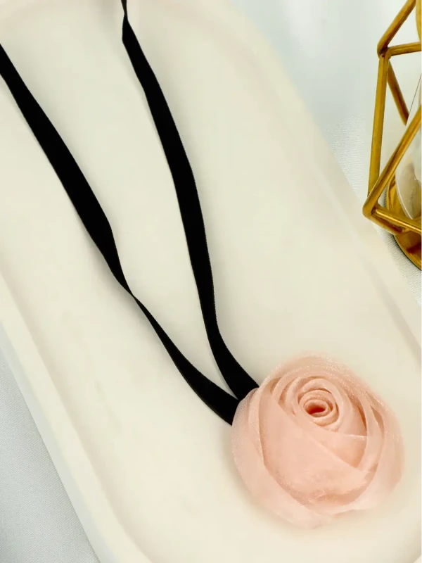 Romantyczny choker z delikatną, różową różą