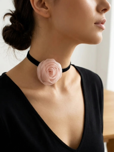Romantyczny choker z delikatną, różową różą