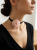 Romantyczny choker z delikatną, różową różą