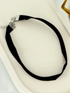 Klasyczny czarny choker z delikatną zawieszką