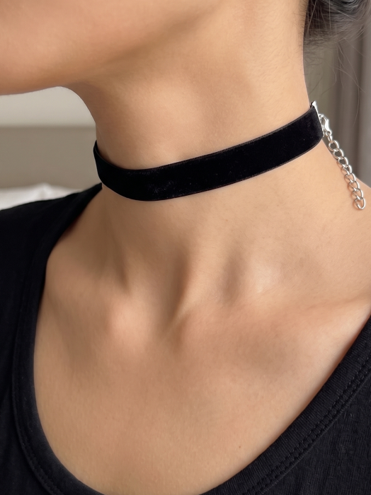 Klasyczny czarny choker z delikatną zawieszką