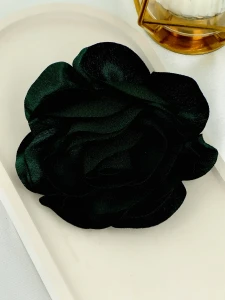 Elegancka broszka w formie kwiatu z ciemnozielonej tkaniny