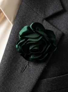 Elegancka broszka w formie kwiatu z ciemnozielonej tkaniny