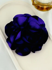 Elegancka broszka w formie kwiatu z fioletowej tkaniny