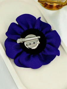 Elegancka broszka w formie kwiatu z fioletowej tkaniny