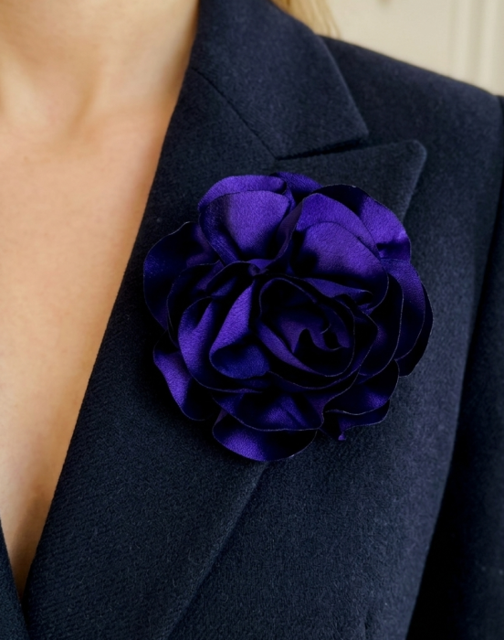 Elegancka broszka w formie kwiatu z fioletowej tkaniny