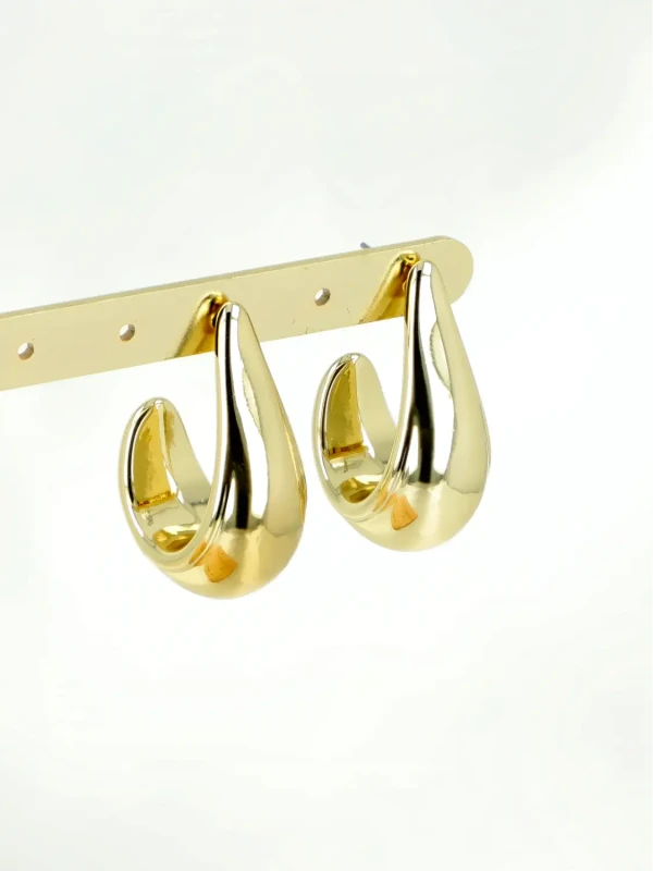 Pozłacane kolczyki o nowoczesnej, kroplowej formie