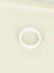 Minimalistyczna obrączka z białego szkła