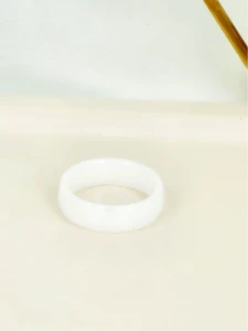 Minimalistyczna obrączka z białego szkła