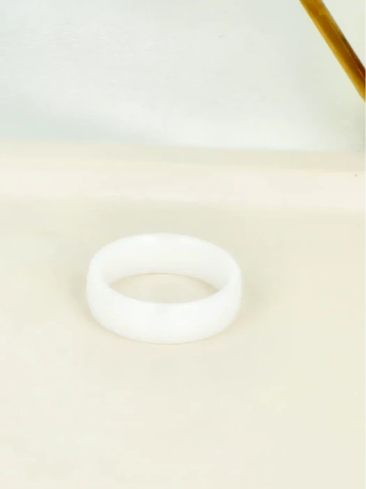 Minimalistyczna obrączka z białego szkła