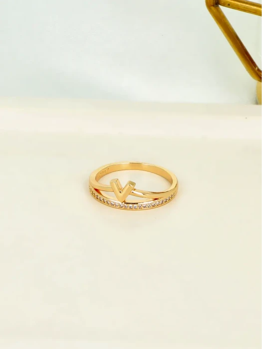 Pozłacany pierścionek z miedzi z motywem litery V