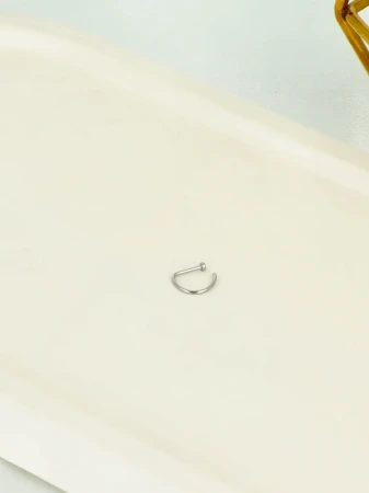 Minimalistyczny kolczyk do piercingu typu D-ring ze stali chirurgicznej