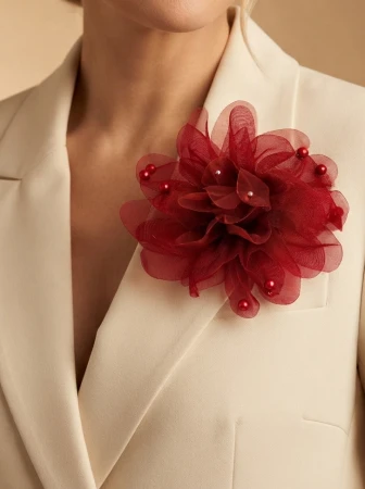 Elegancka broszka w kształcie czerwonego kwiatu