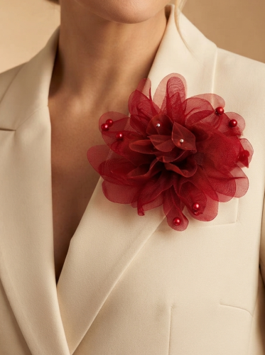 Przejdź do produktu Elegancka broszka w kształcie czerwonego kwiatu