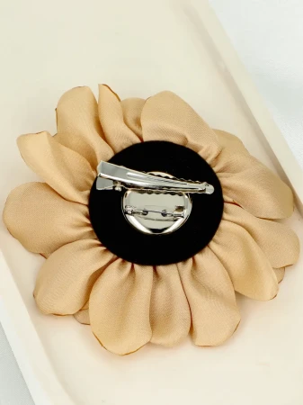 Elegancka broszka w kolorze beżowego złota