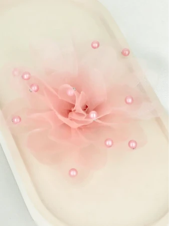 Elegancka broszka w kształcie różowego kwiatu z perełkami