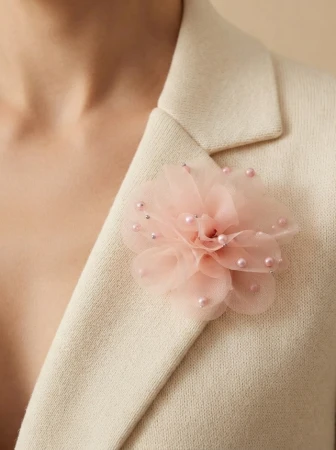 Elegancka broszka w kształcie różowego kwiatu z perełkami