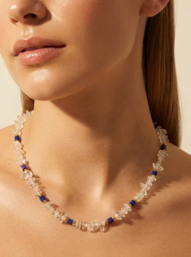 Przejdź do produktu Szklany naszyjnik z kamieniami i stalowymi elementami w odcieniach błękitu i bieli
