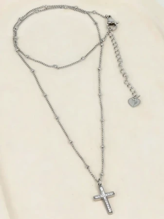 Stalowy naszyjnik w kolorze srebrnym z zawieszką w kształcie krzyżyka z cyrkoniami