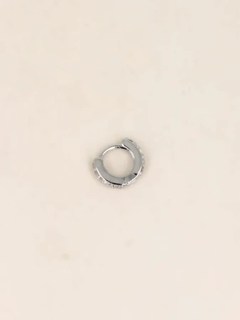 Kolczyk miedziany w kolorze srebrnym w kształcie kółka z cyrkoniami