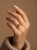 Pierścionek w odcieniu złota z kwadratowym czerwonym kamieniem